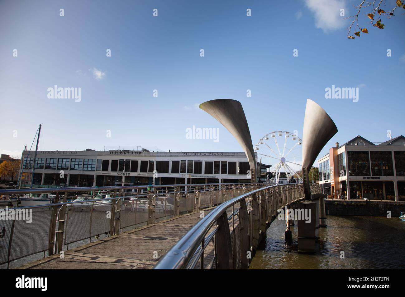 Pero`s Bridge am Millenium Square Landung im schwimmenden Hafen von Bristol mit moderner Skulptur Stockfoto